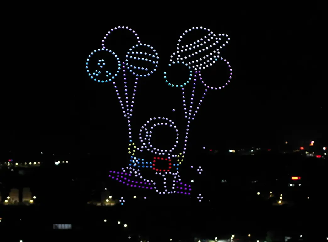 Formas decorativas creadas con drones para una celebración especial